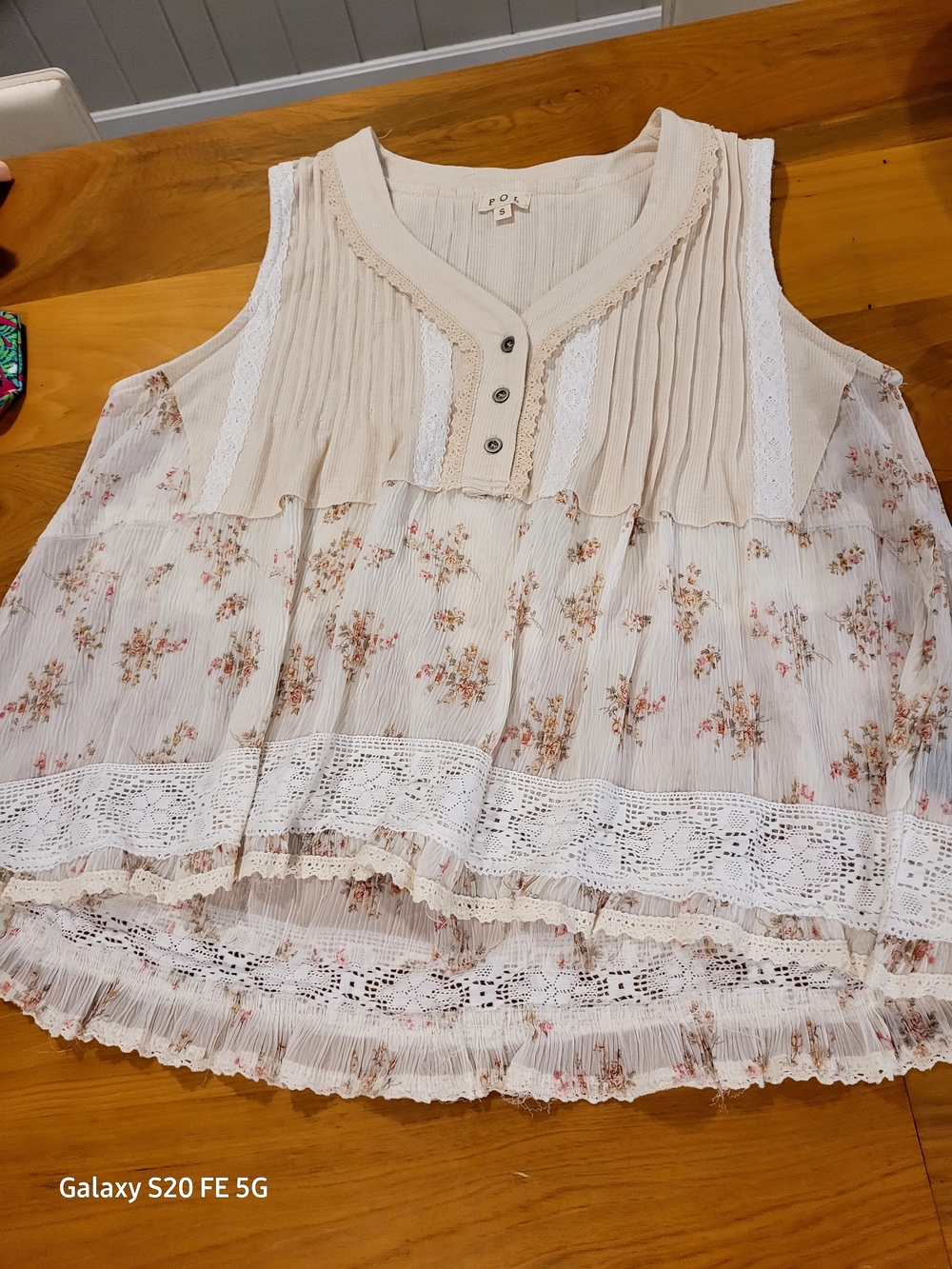 POL Floral Lace Tiered Sleeveless Blouse in Cream and Pink